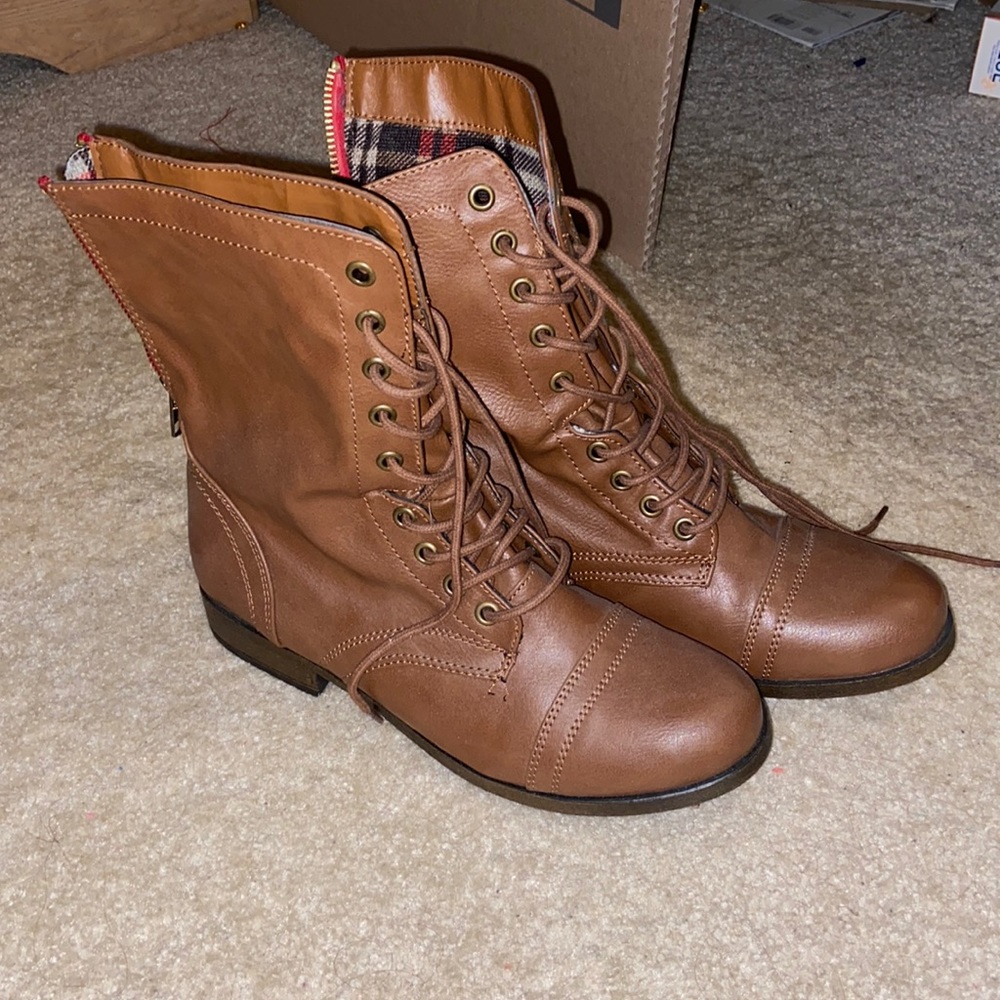 Brown boots, never worn, size 8